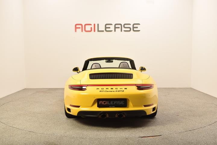 Gul Porsche 911 Carrera 4 GTS fra 2017