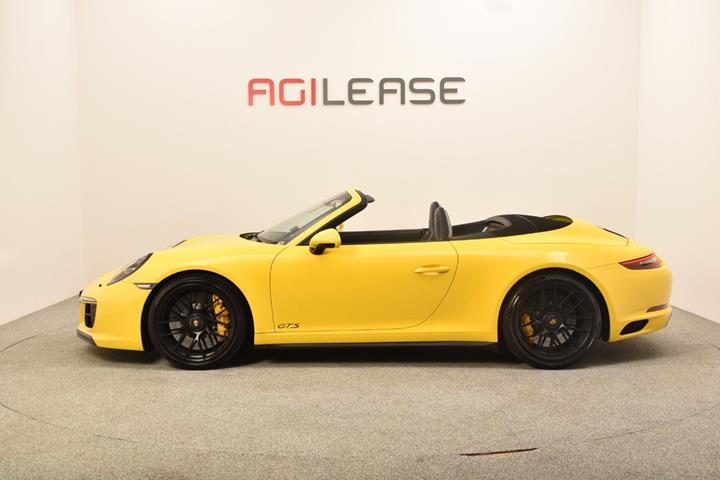 Gul Porsche 911 Carrera 4 GTS fra 2017