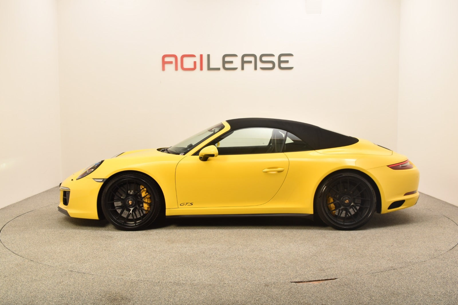 Gul Porsche 911 Carrera 4 GTS fra 2017