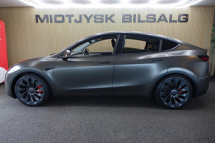 Grå Tesla Model Y fra 2022