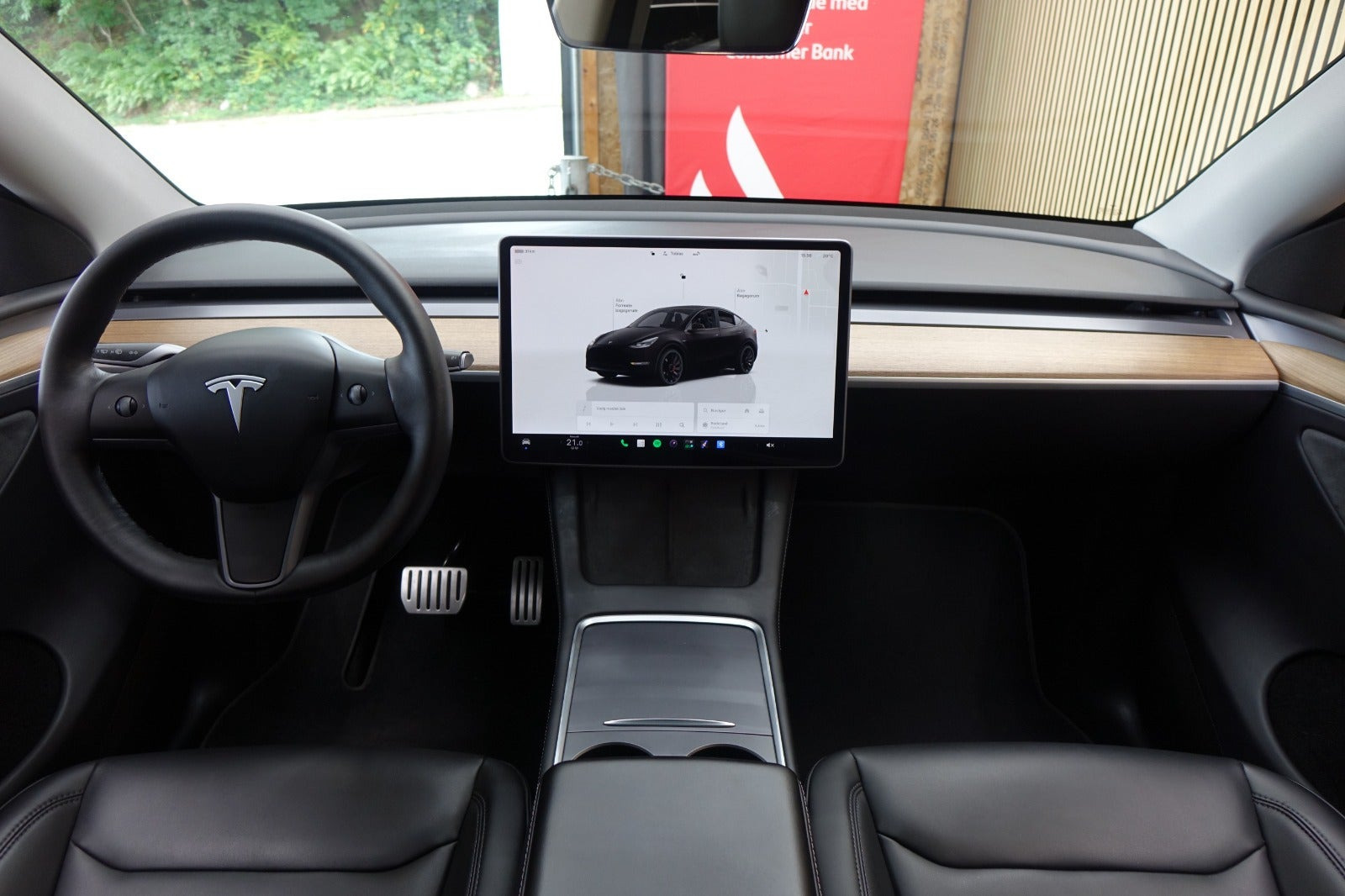 Grå Tesla Model Y fra 2022