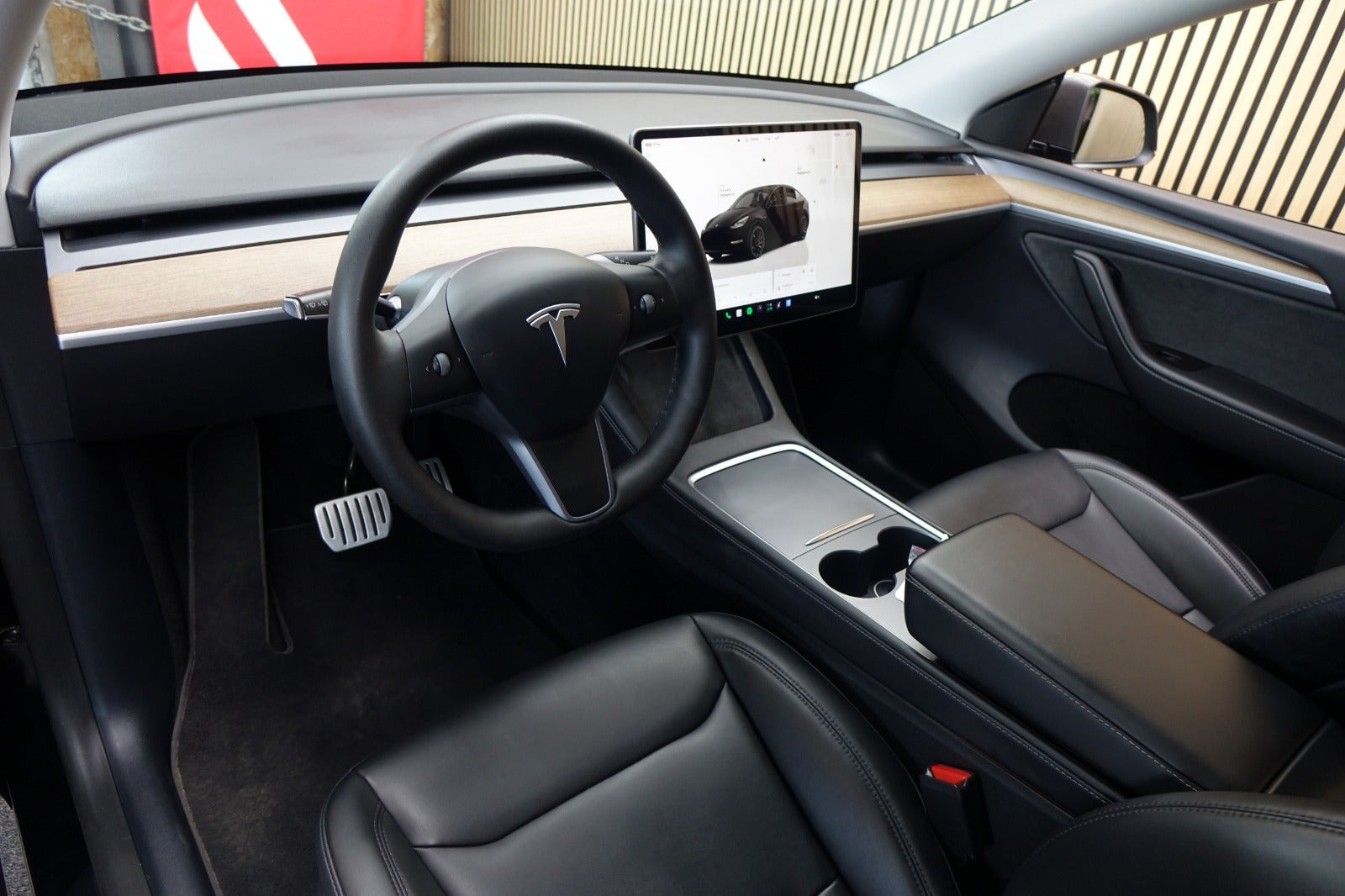 Grå Tesla Model Y fra 2022