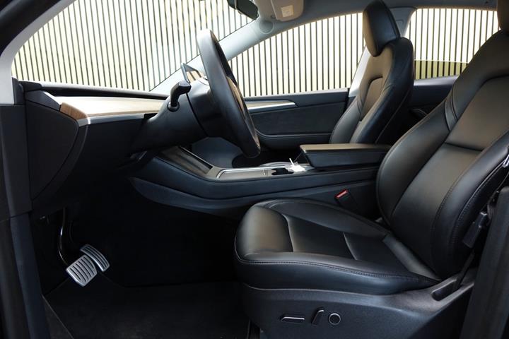 Grå Tesla Model Y fra 2022