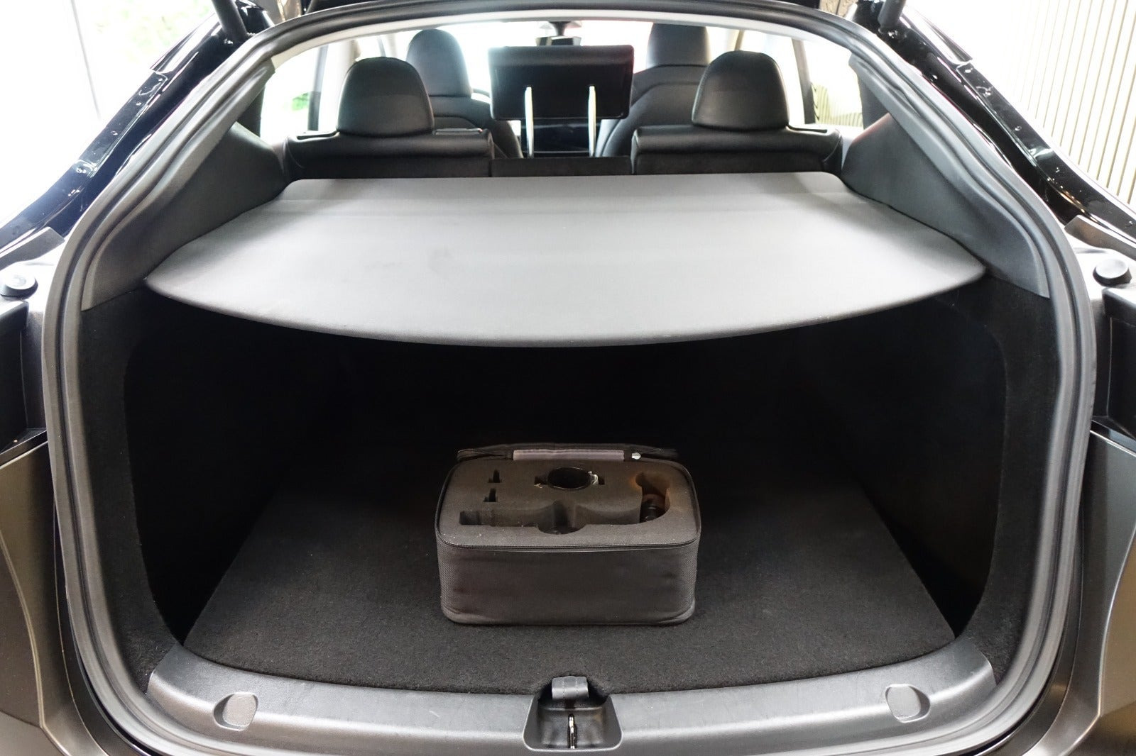 Grå Tesla Model Y fra 2022