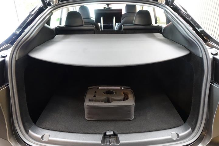 Grå Tesla Model Y fra 2022