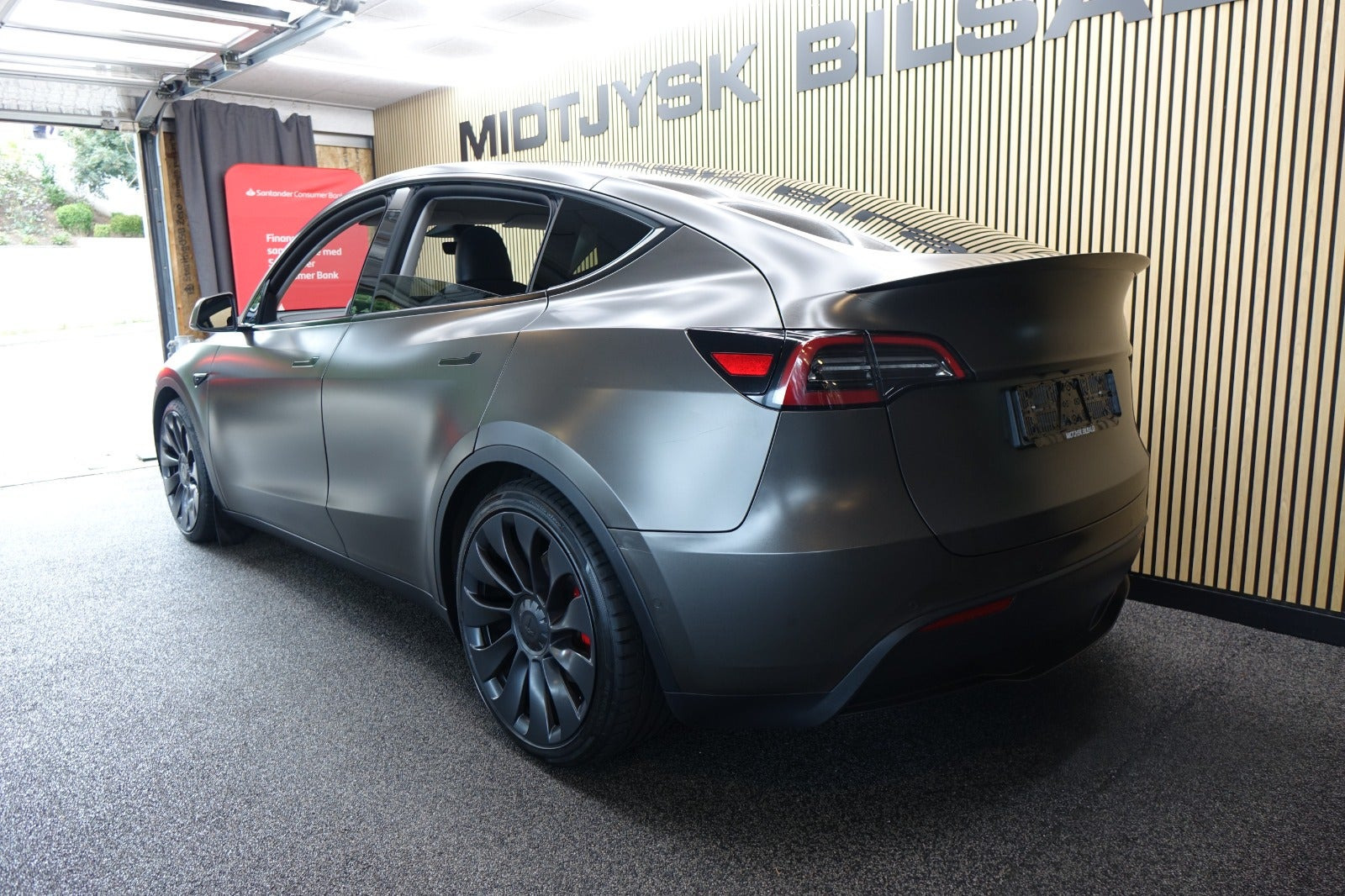 Grå Tesla Model Y fra 2022