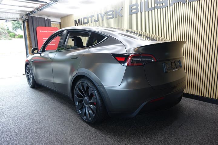 Grå Tesla Model Y fra 2022