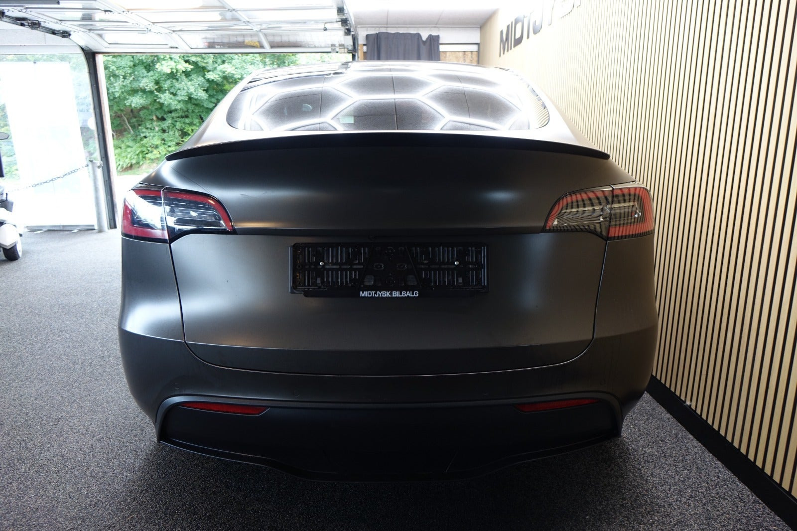 Grå Tesla Model Y fra 2022
