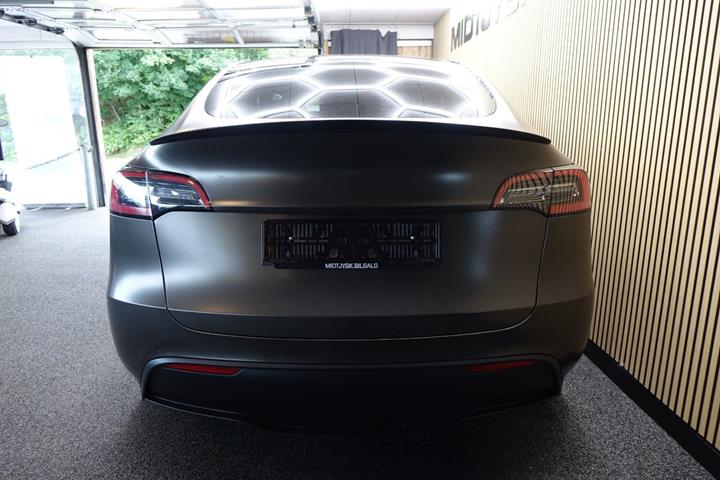 Grå Tesla Model Y fra 2022