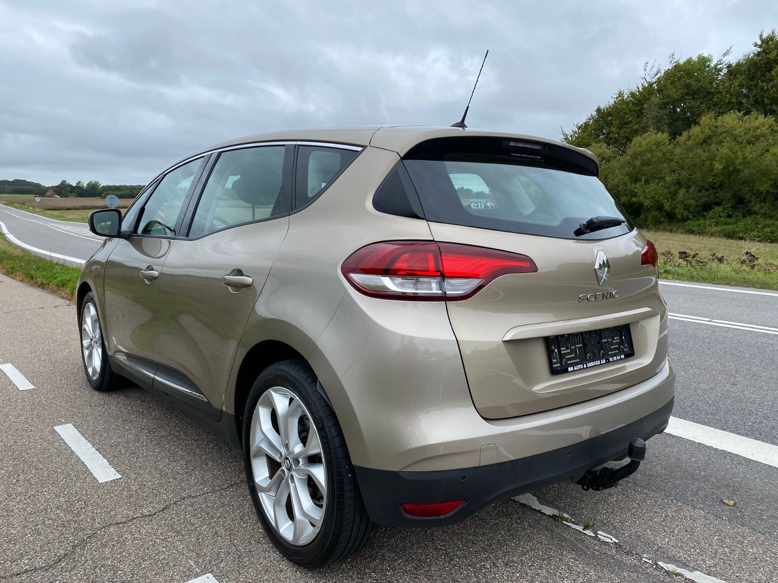Beige Renault Scenic IV fra 2017