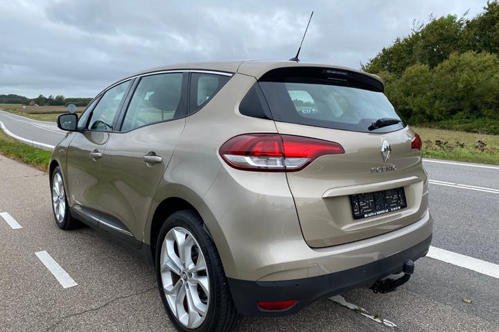 Beige Renault Scenic IV fra 2017