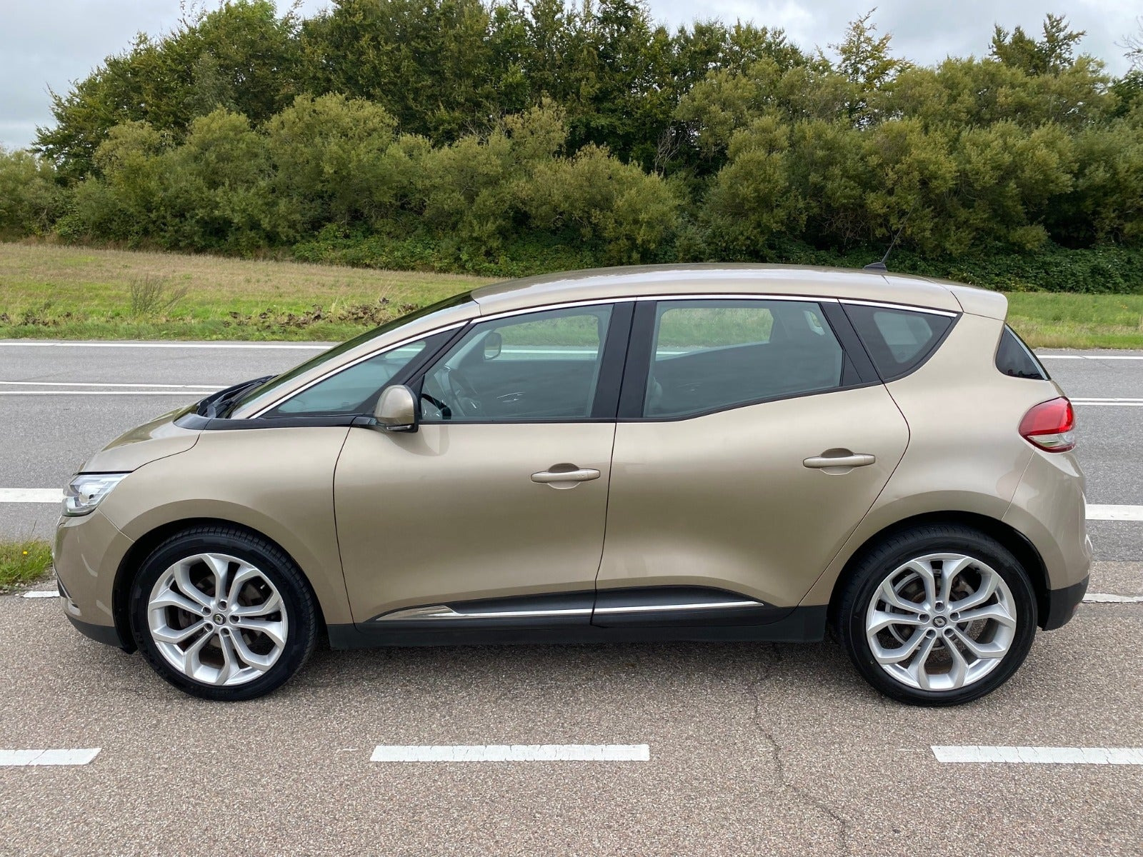 Beige Renault Scenic IV fra 2017