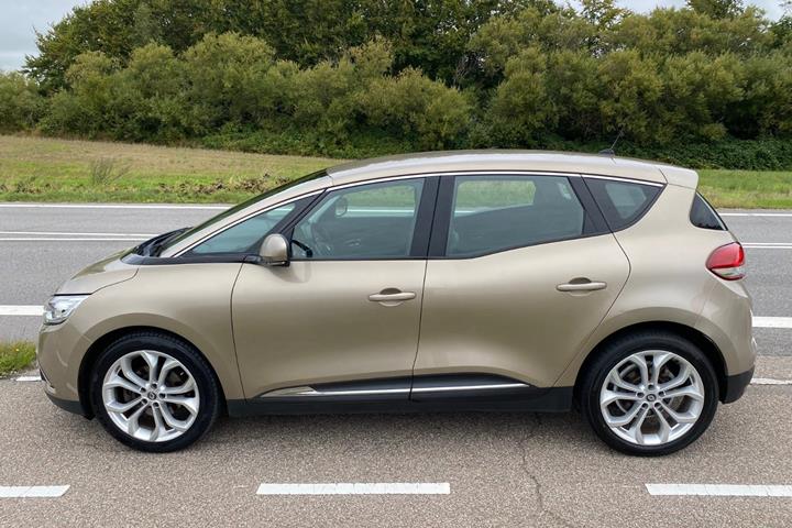 Beige Renault Scenic IV fra 2017