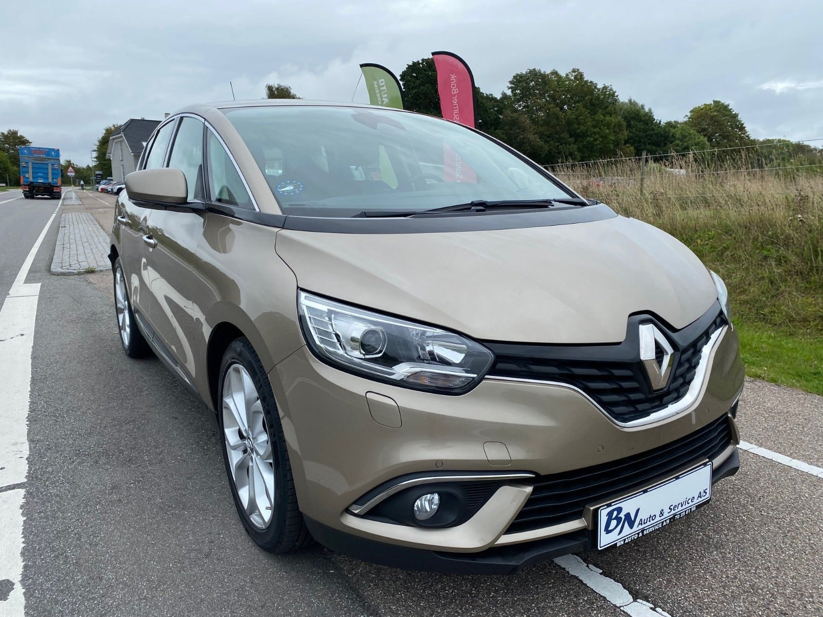 Beige Renault Scenic IV fra 2017