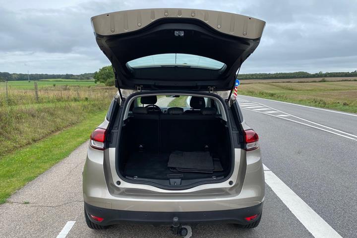 Beige Renault Scenic IV fra 2017