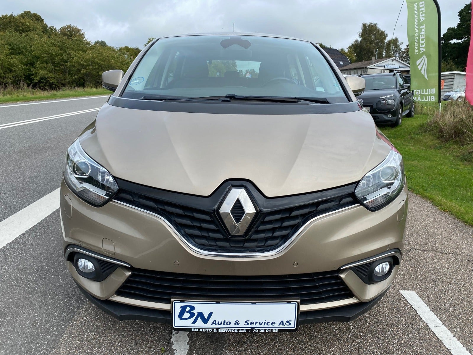 Beige Renault Scenic IV fra 2017