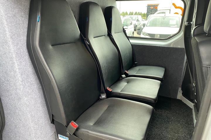 Hvid Nissan Primastar fra 2025