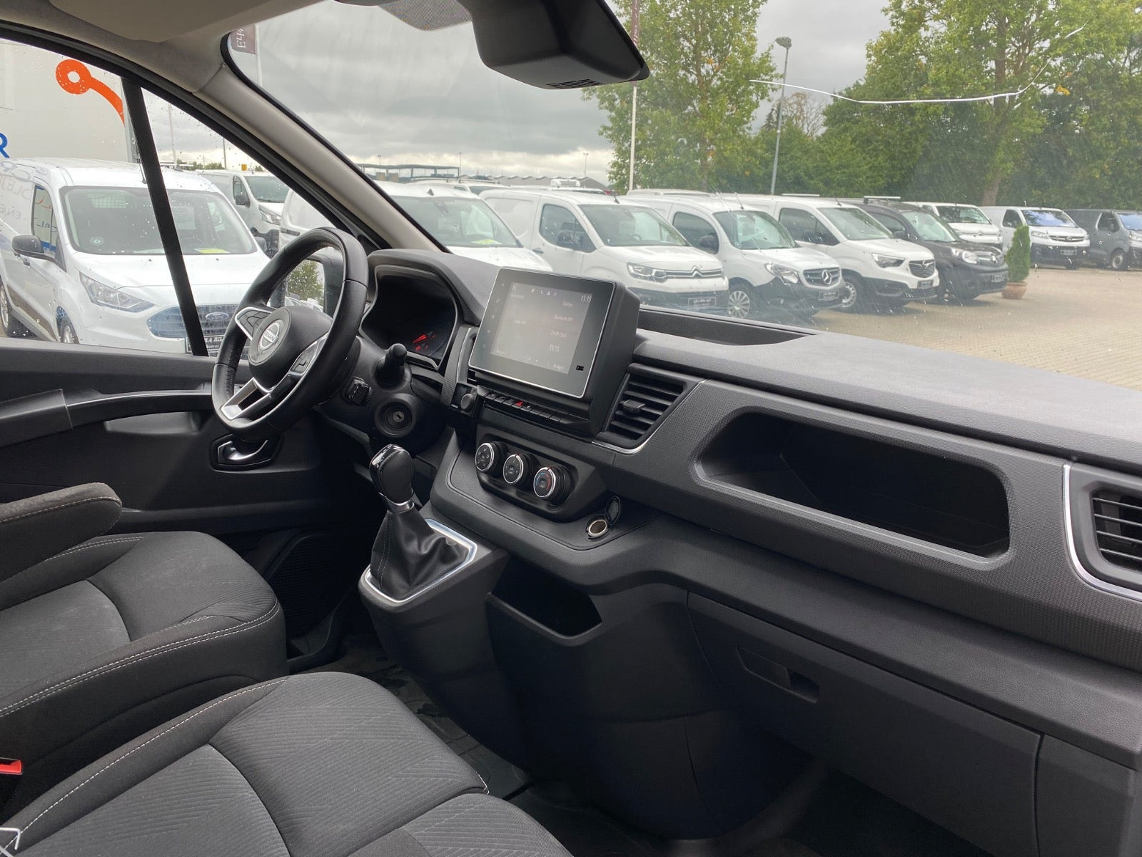 Hvid Nissan Primastar fra 2025