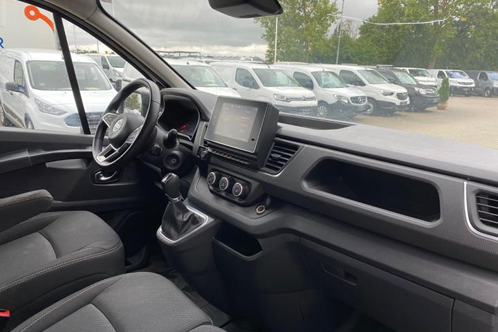 Hvid Nissan Primastar fra 2025
