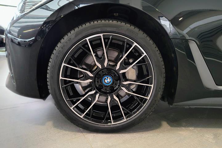 Sort BMW i4 fra 2023