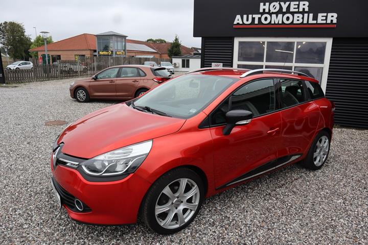 Rød Renault Clio IV fra 2016