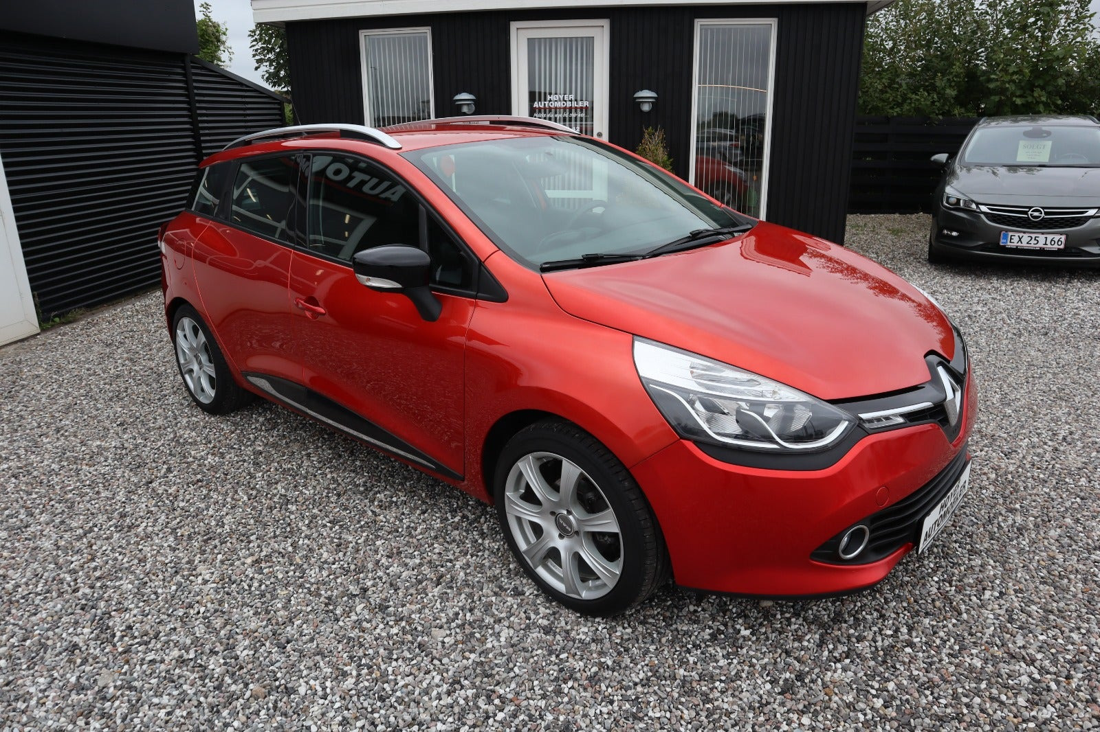Rød Renault Clio IV fra 2016