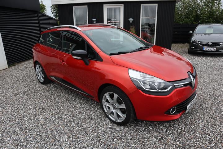 Rød Renault Clio IV fra 2016