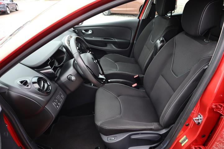 Rød Renault Clio IV fra 2016