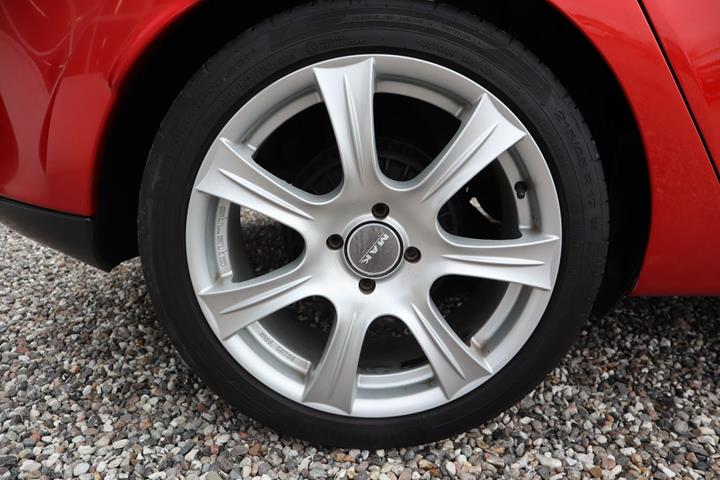 Rød Renault Clio IV fra 2016