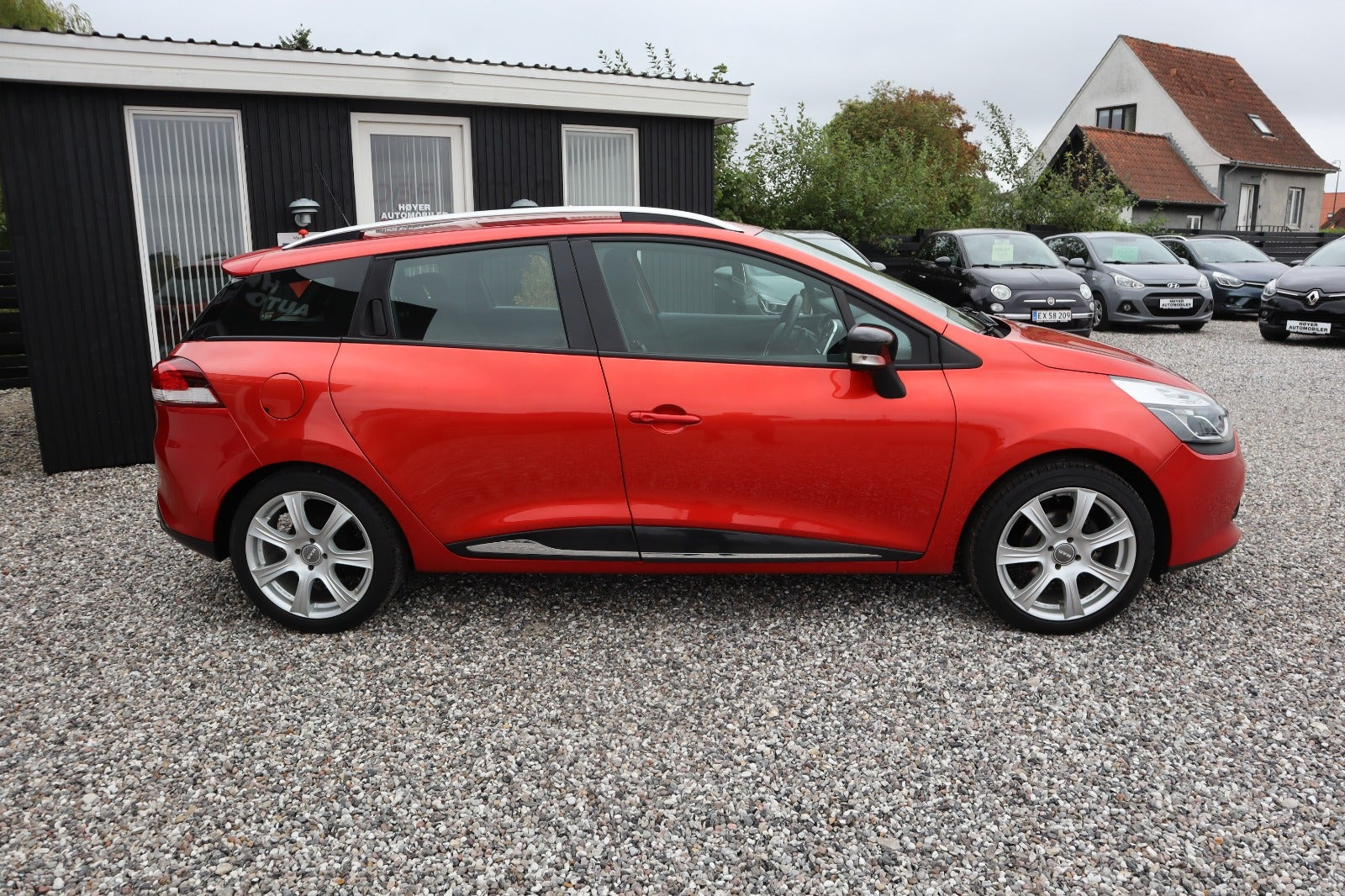 Rød Renault Clio IV fra 2016