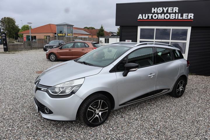 Sølv Renault Clio IV fra 2015 set udefra