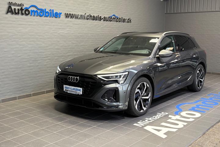 Grå Audi Q8 e-tron fra 2024