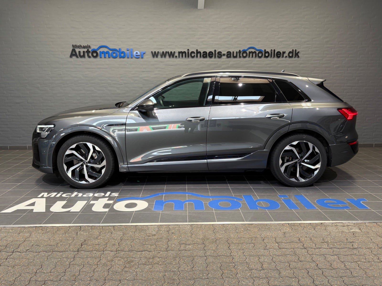 Grå Audi Q8 e-tron fra 2024