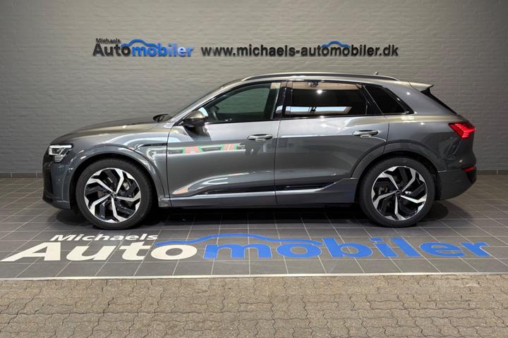 Grå Audi Q8 e-tron fra 2024