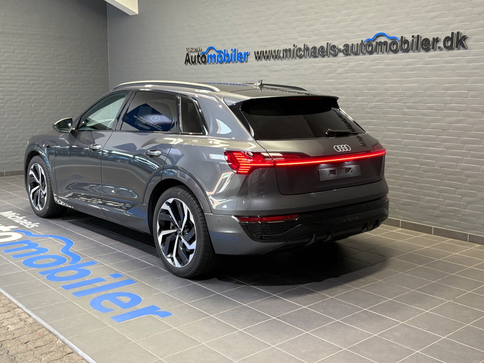 Grå Audi Q8 e-tron fra 2024