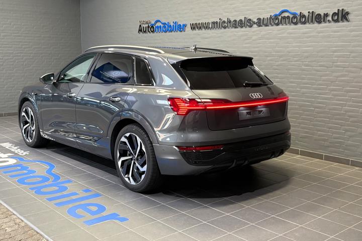 Grå Audi Q8 e-tron fra 2024