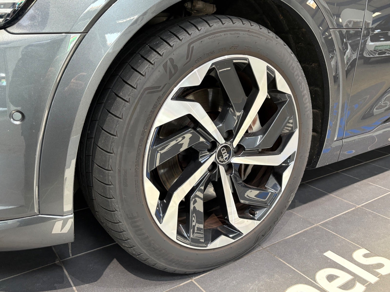 Grå Audi Q8 e-tron fra 2024