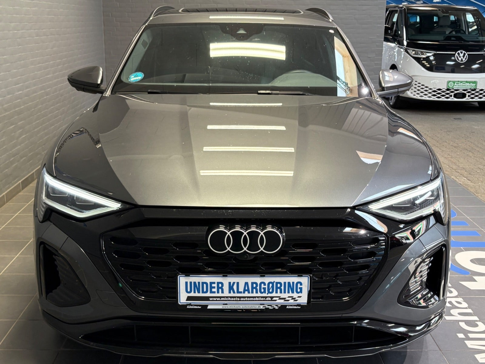 Grå Audi Q8 e-tron fra 2024