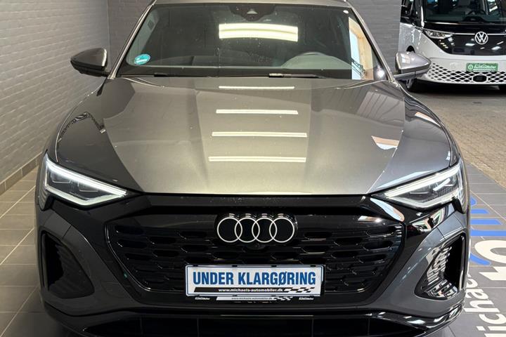 Grå Audi Q8 e-tron fra 2024