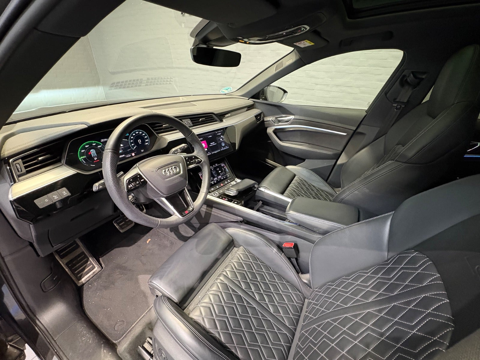 Grå Audi Q8 e-tron fra 2024