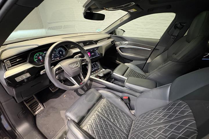 Grå Audi Q8 e-tron fra 2024