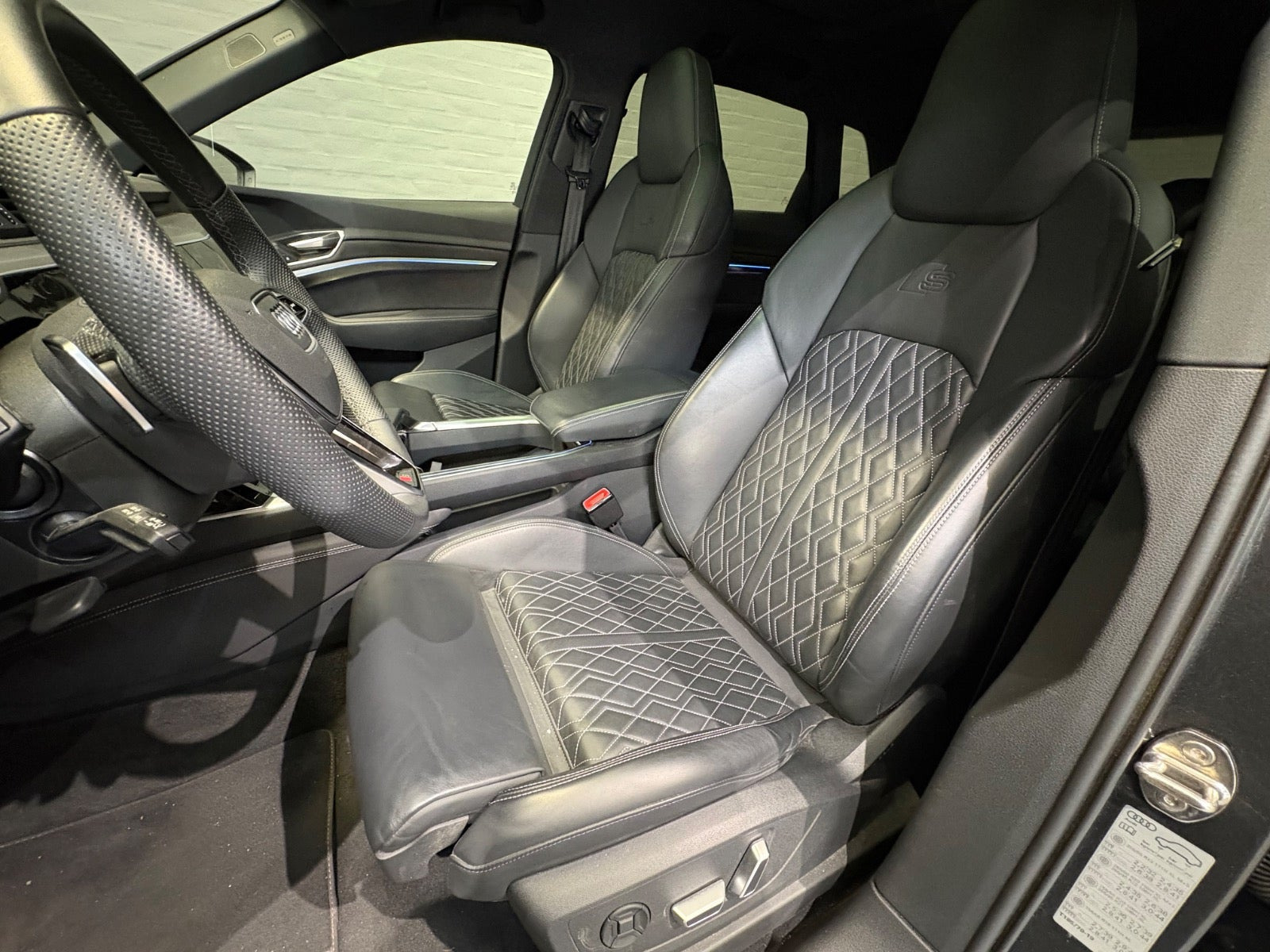 Grå Audi Q8 e-tron fra 2024