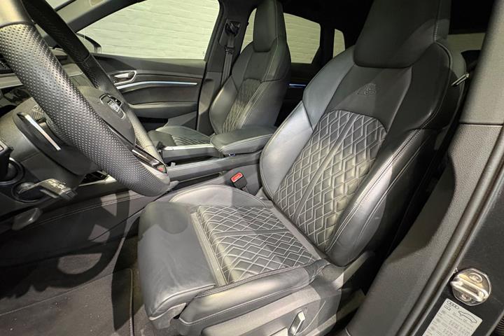 Grå Audi Q8 e-tron fra 2024