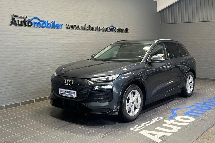 Grå Audi Q6 e-tron fra 2025