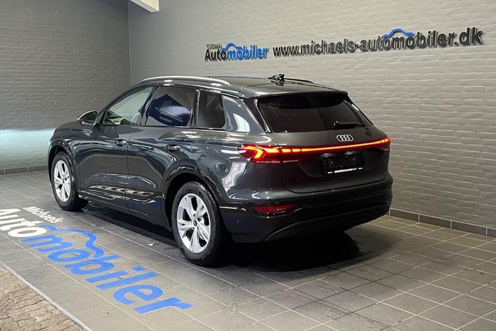 Grå Audi Q6 e-tron fra 2025