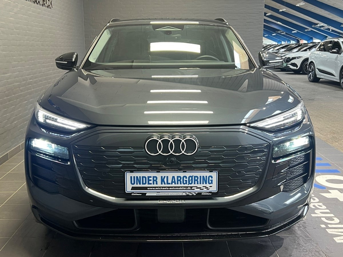Grå Audi Q6 e-tron fra 2025