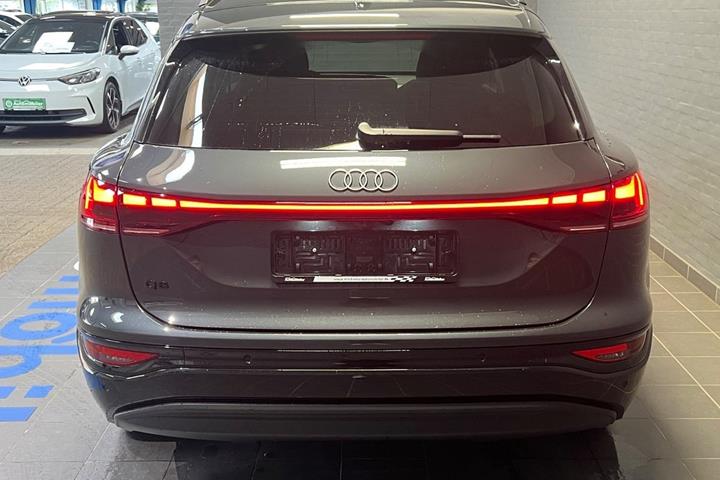 Grå Audi Q6 e-tron fra 2025