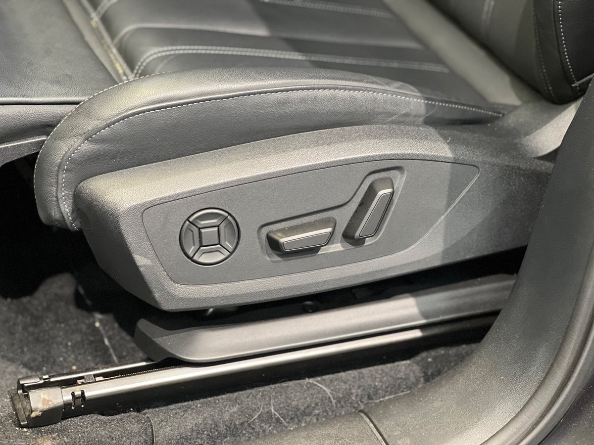 Grå Audi Q6 e-tron fra 2025