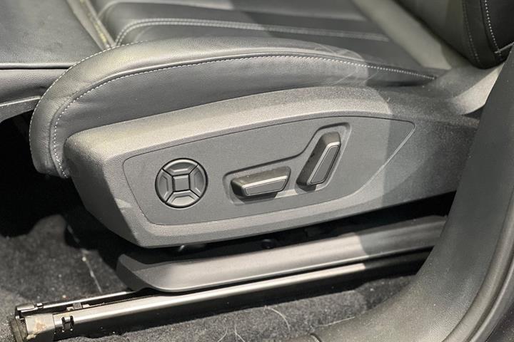 Grå Audi Q6 e-tron fra 2025