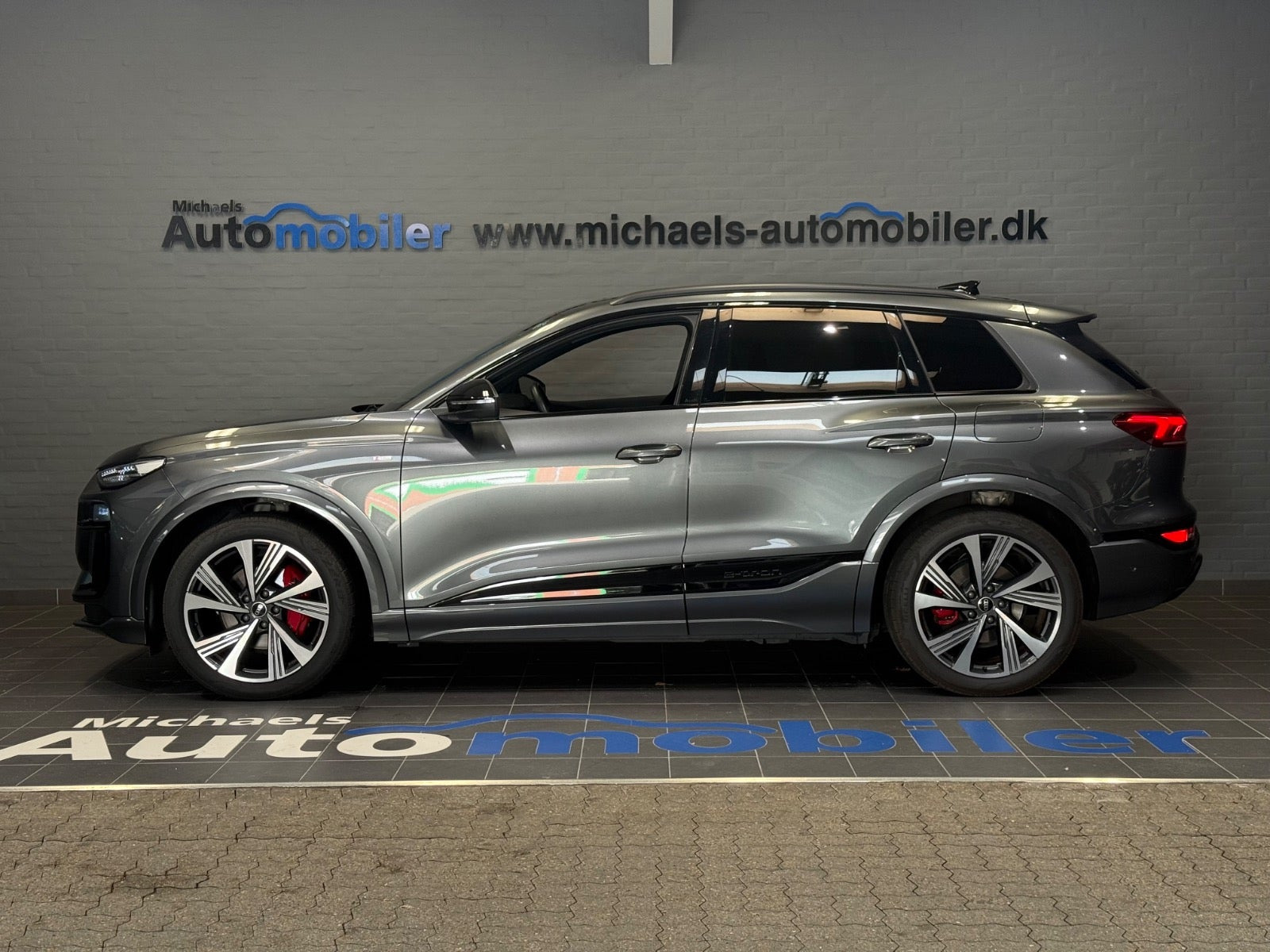 Grå Audi Q6 e-tron fra 2025